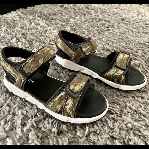 NIB Steve Madden Kid’s Homer Sandals - Picture 1 of 9